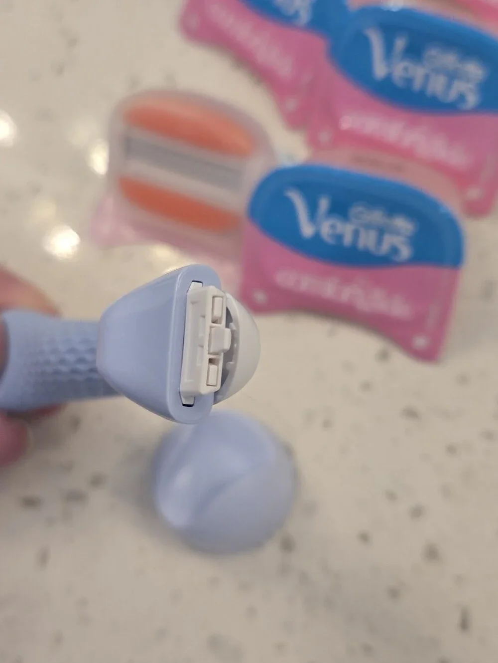 Gillette Venus Razor Handle in Light Blue w/ 6 ComfortGlide Blades